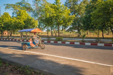 Myanmar. Bagan. Güzel bir şehir manzarası ve yerel halk..