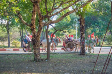 Myanmar. Bagan. Güzel bir şehir manzarası ve yerel halk..