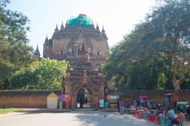 Myanmar. Bagan. Güzel bir şehir manzarası ve yerel halk..