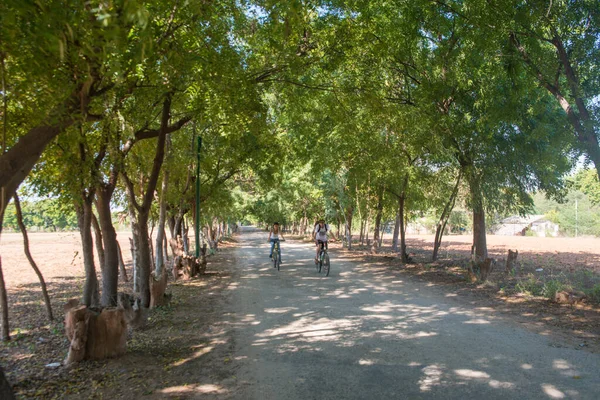 Myanmar. Bagan. Güzel bir şehir manzarası ve yerel halk..