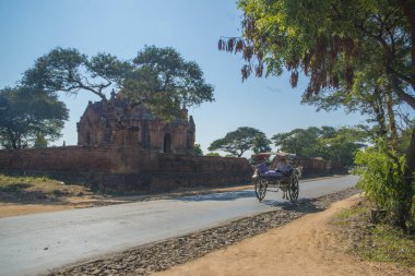 Myanmar. Bagan. Şehir tapınaklarını ziyaret eden turistler.