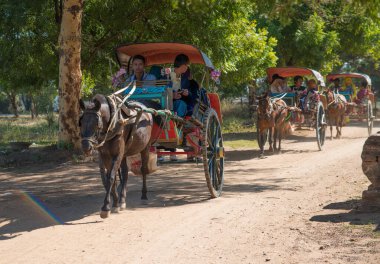 Myanmar. Bagan. Şehir tapınaklarını ziyaret eden turistler.