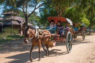 Myanmar. Bagan. Şehir tapınaklarını ziyaret eden turistler.