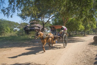 Myanmar. Bagan. Şehir tapınaklarını ziyaret eden turistler.