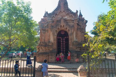 Myanmar. Bagan. Şehir tapınaklarını ziyaret eden turistler.