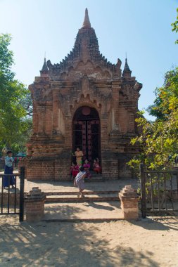 Myanmar. Bagan. Şehir tapınaklarını ziyaret eden turistler.