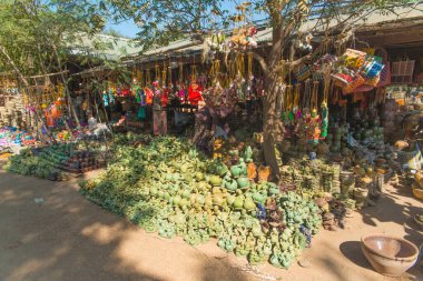 Myanmar. Bagan. Güzel bir şehir manzarası ve yerel halk..