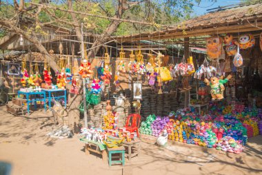 Myanmar. Bagan. Güzel bir şehir manzarası ve yerel halk..