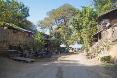 Myanmar. Bagan. Güzel bir şehir manzarası ve yerel halk..