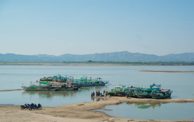 Myanmar. Bagan. Şehir nehrinin ve yerel halkın güzel manzarası..