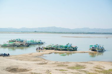 Myanmar. Bagan. Şehir nehrinin ve yerel halkın güzel manzarası..