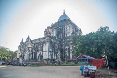 Myanmar. Bagan. Şehir tapınaklarını ziyaret eden turistler.