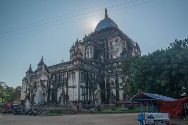 Myanmar. Bagan. Şehir tapınaklarını ziyaret eden turistler.