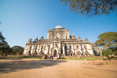 Myanmar. Bagan. Şehir tapınaklarını ziyaret eden turistler.