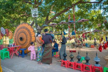 Myanmar. Bagan. Şehir tapınaklarını ziyaret eden turistler.
