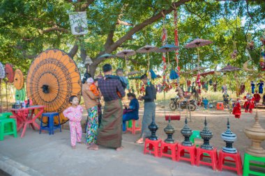 Myanmar. Bagan. Şehir tapınaklarını ziyaret eden turistler.