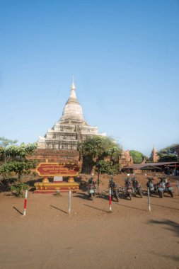 Myanmar. Bagan. Şehir tapınaklarını ziyaret eden turistler.