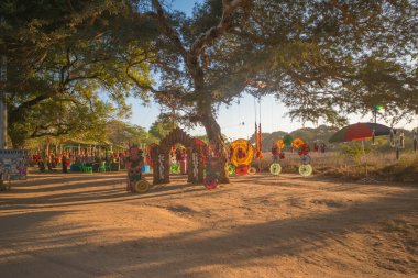 Myanmar. Bagan. Şehir tapınaklarını ziyaret eden turistler.
