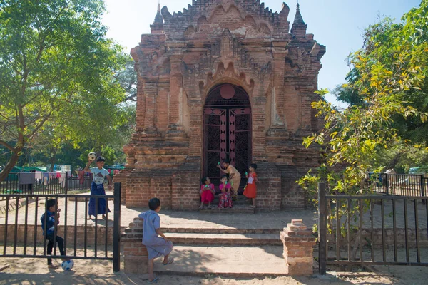 Bagan 参观城市寺庙的游客 — 图库照片