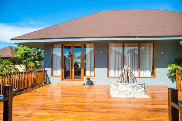 Myanmar. Inle Gölü. Şehirdeki Novotel Oteli.