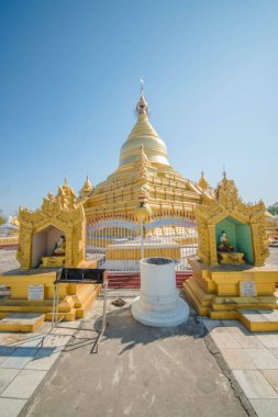 Myanmar. Mandalay. Şehirdeki güzel bir Budist tapınağı manzarası..