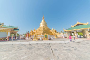 Myanmar. Mandalay. Şehirdeki güzel bir Budist tapınağı manzarası..