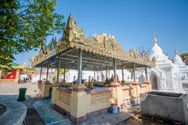 Myanmar. Mandalay. Şehirdeki güzel bir Budist tapınağı manzarası..