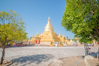 Myanmar. Mandalay. Şehirdeki güzel bir Budist tapınağı manzarası..