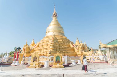 Myanmar. Mandalay. Şehirdeki güzel bir Budist tapınağı manzarası..