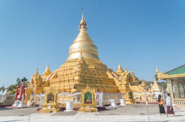 Myanmar. Mandalay. Şehirdeki güzel bir Budist tapınağı manzarası..