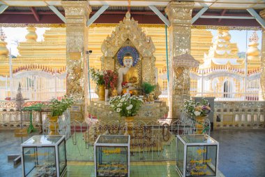 Myanmar. Mandalay. Şehirdeki güzel bir Budist tapınağı manzarası..