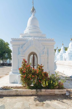 Myanmar. Mandalay. Şehirdeki güzel bir Budist tapınağı manzarası..