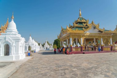 Myanmar. Mandalay. Şehirdeki güzel bir Budist tapınağı manzarası..
