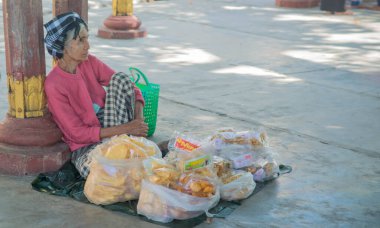 Myanmar. Mandalay. Şehirdeki güzel bir Budist tapınağı manzarası..