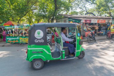 Myanmar. Mandalay. Şehirdeki güzel bir Budist tapınağı manzarası..