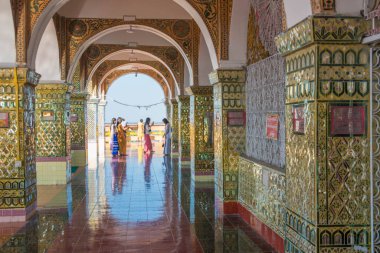 Myanmar. Mandalay. Su taung pyai pagoda.