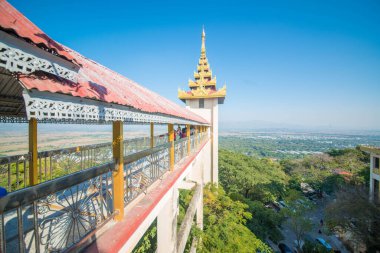Myanmar. Mandalay. Sutaungpyei pagoda manzarası.
