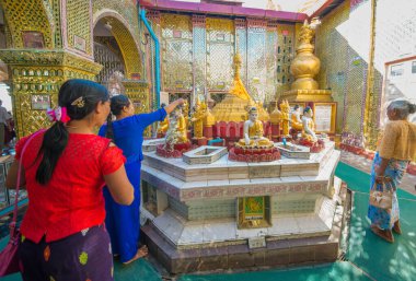 Mandalay, Myanmar. Şehirdeki Sutaungpyei pagoda manzarası.