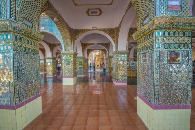 Mandalay, Myanmar. Şehirdeki Sutaungpyei pagoda manzarası.