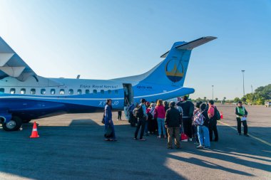 Myanmar. Mandalay. Mann Yadanarpon Havayolları 'nın Mandalay havaalanındaki uçağının görüntüsü.