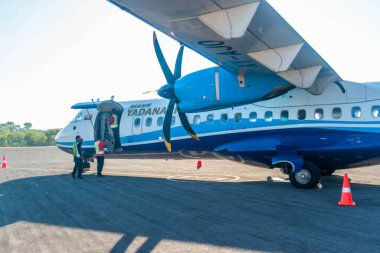 Myanmar. Mandalay. Mann Yadanarpon Havayolları 'nın Mandalay havaalanındaki uçağının görüntüsü.