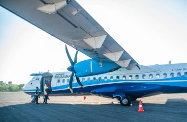 Myanmar. Mandalay. Mann Yadanarpon Havayolları 'nın Mandalay havaalanındaki uçağının görüntüsü.
