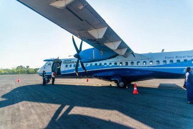 Myanmar. Mandalay. Mann Yadanarpon Havayolları 'nın Mandalay havaalanındaki uçağının görüntüsü.