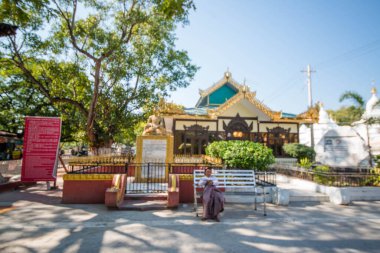 Myanmar. Mandalay. Şehirdeki güzel bir Budist tapınağı manzarası..