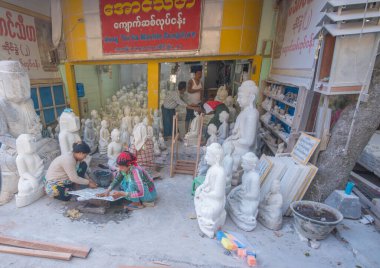 Myanmar. Mandalay. Buddha heykel fabrikasının güzel manzarası..