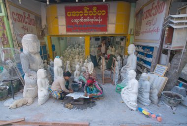 Myanmar. Mandalay. Buddha heykel fabrikasının güzel manzarası..