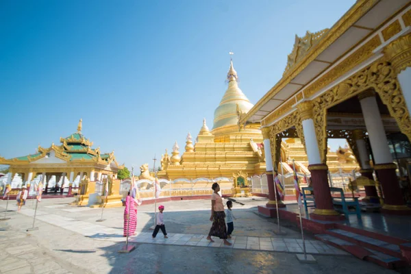 Myanmar. Mandalay. Sandamuni Pagoda 'nın güzel bir manzarası..