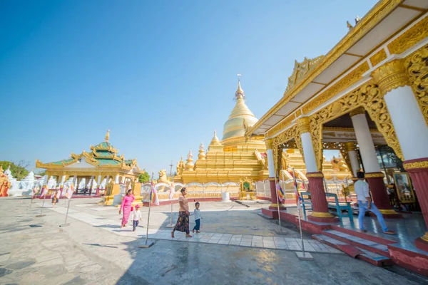 Myanmar. Mandalay. Sandamuni Pagoda 'nın güzel bir manzarası..