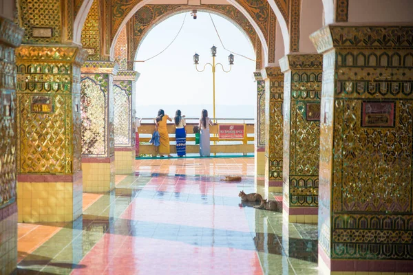 Янма Мандалай Taung Pyai Pagoda — стокове фото