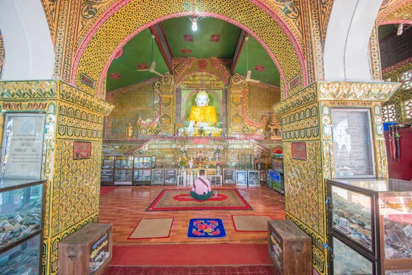 Myanmar. Mandalay. Sutaungpyei pagoda manzarası.